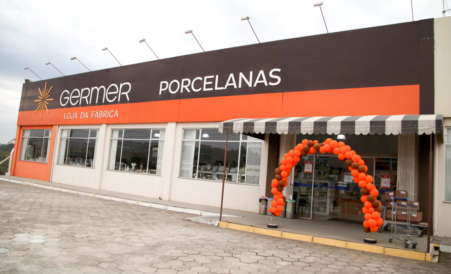 Porcelanas Germer. Criada em 1978, a fábrica emprega cerca de 500 pessoas e produz em média um milhão de peças por mês.Feito no Paraná. Foto: Ari Dias/AEN.