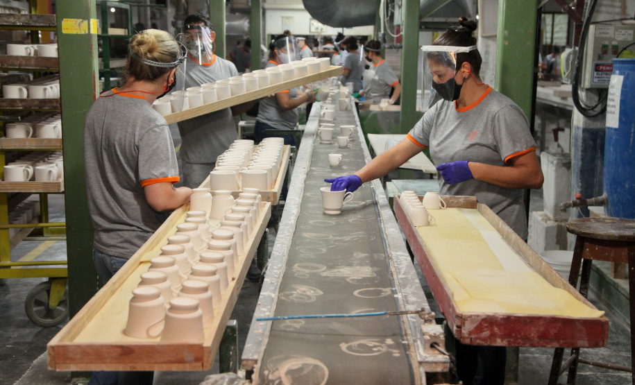 Porcelanas Germer. Criada em 1978, a fábrica emprega cerca de 500 pessoas e produz em média um milhão de peças por mês.Feito no Paraná. Foto: Ari Dias/AEN.