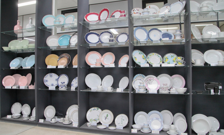Porcelanas Germer. Criada em 1978, a fábrica emprega cerca de 500 pessoas e produz em média um milhão de peças por mês.Feito no Paraná. Foto: Ari Dias/AEN.