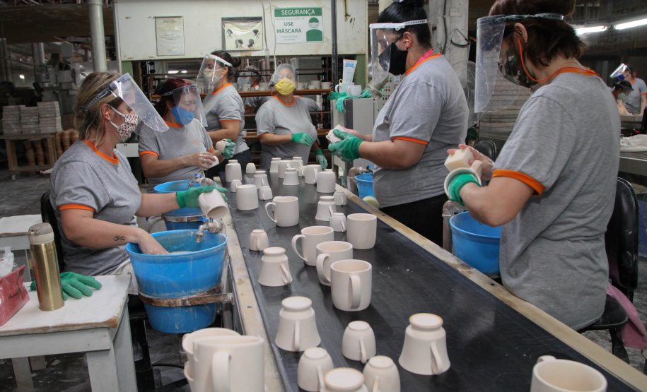 Porcelanas Germer. Criada em 1978, a fábrica emprega cerca de 500 pessoas e produz em média um milhão de peças por mês.Feito no Paraná. Foto: Ari Dias/AEN.