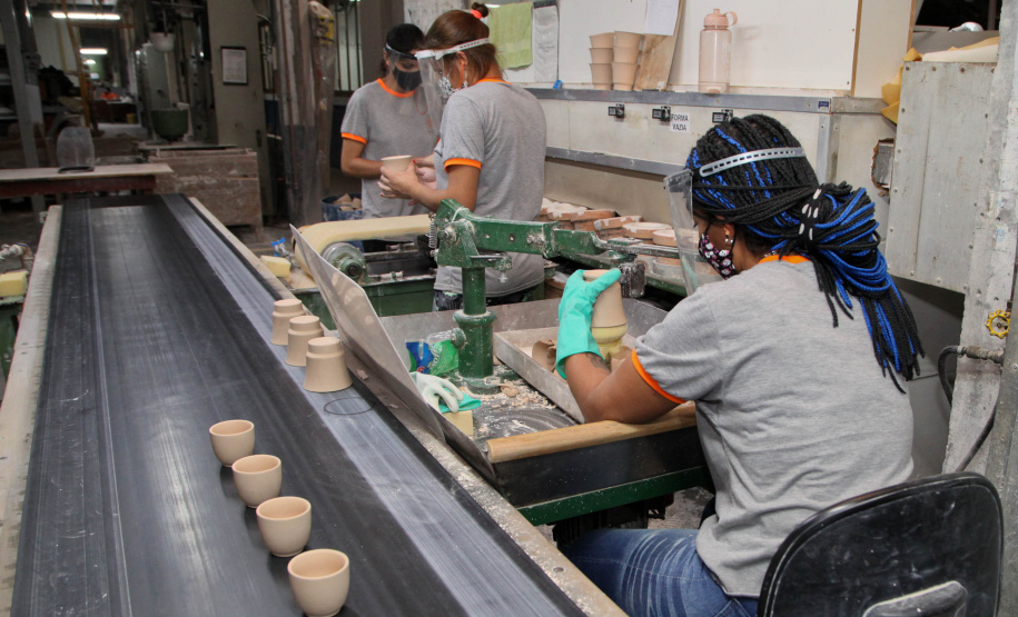 Porcelanas Germer. Criada em 1978, a fábrica emprega cerca de 500 pessoas e produz em média um milhão de peças por mês.Feito no Paraná. Foto: Ari Dias/AEN.
