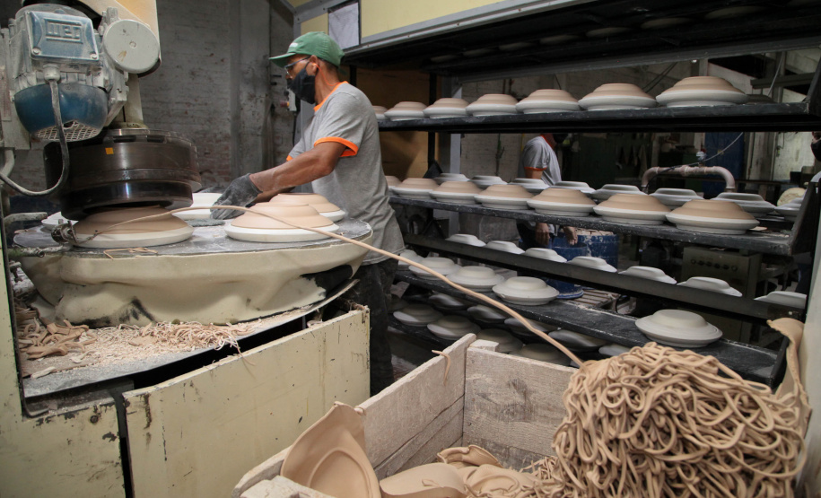 Porcelanas Germer. Criada em 1978, a fábrica emprega cerca de 500 pessoas e produz em média um milhão de peças por mês.Feito no Paraná. Foto: Ari Dias/AEN.