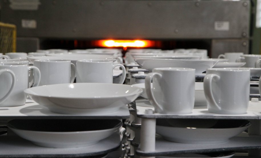 Porcelanas Germer. Criada em 1978, a fábrica emprega cerca de 500 pessoas e produz em média um milhão de peças por mês.Feito no Paraná. Foto: Ari Dias/AEN.