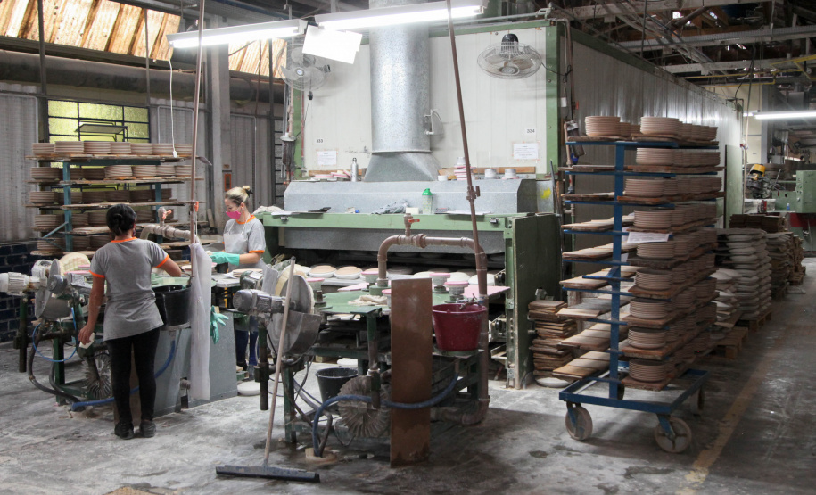 Porcelanas Germer. Criada em 1978, a fábrica emprega cerca de 500 pessoas e produz em média um milhão de peças por mês.Feito no Paraná. Foto: Ari Dias/AEN.