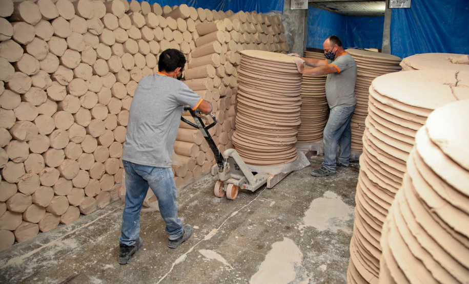 Porcelanas Germer. Criada em 1978, a fábrica emprega cerca de 500 pessoas e produz em média um milhão de peças por mês.Feito no Paraná. Foto: Ari Dias/AEN.