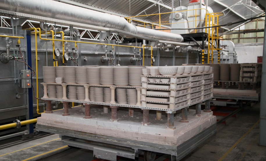 Porcelanas Germer. Criada em 1978, a fábrica emprega cerca de 500 pessoas e produz em média um milhão de peças por mês.Feito no Paraná. Foto: Ari Dias/AEN.