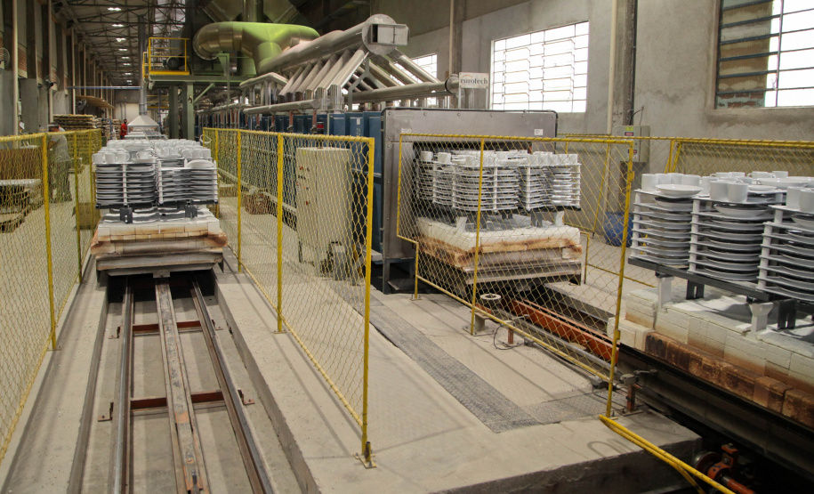 Porcelanas Germer. Criada em 1978, a fábrica emprega cerca de 500 pessoas e produz em média um milhão de peças por mês.Feito no Paraná. Foto: Ari Dias/AEN.