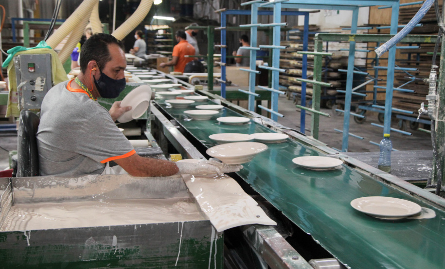 Porcelanas Germer. Criada em 1978, a fábrica emprega cerca de 500 pessoas e produz em média um milhão de peças por mês.Feito no Paraná. Foto: Ari Dias/AEN.