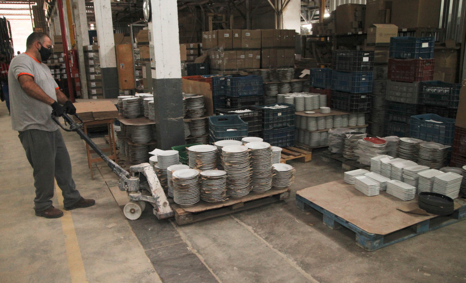 Porcelanas Germer. Criada em 1978, a fábrica emprega cerca de 500 pessoas e produz em média um milhão de peças por mês.Feito no Paraná. Foto: Ari Dias/AEN.