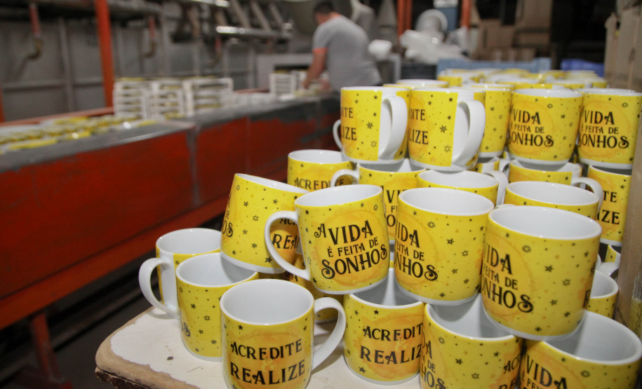 Porcelanas Germer. Criada em 1978, a fábrica emprega cerca de 500 pessoas e produz em média um milhão de peças por mês.Feito no Paraná. Foto: Ari Dias/AEN.