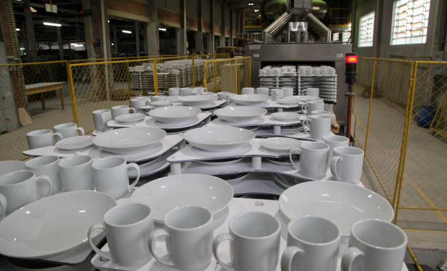 Porcelanas Germer. Criada em 1978, a fábrica emprega cerca de 500 pessoas e produz em média um milhão de peças por mês.Feito no Paraná. Foto: Ari Dias/AEN.