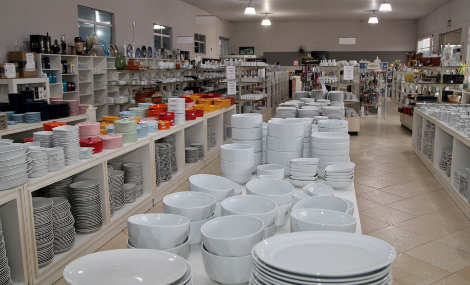 Porcelanas Germer. Criada em 1978, a fábrica emprega cerca de 500 pessoas e produz em média um milhão de peças por mês.Feito no Paraná. Foto: Ari Dias/AEN.
