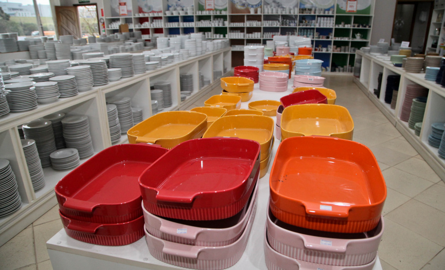 Porcelanas Germer. Criada em 1978, a fábrica emprega cerca de 500 pessoas e produz em média um milhão de peças por mês.Feito no Paraná. Foto: Ari Dias/AEN.