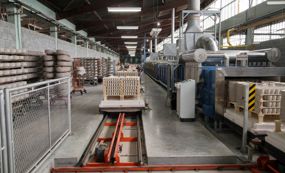 Uma das mais tradicionais indústrias da cidade é a Schimidt. A empresa, fundada em 1945, tem uma fábrica operando desde 1953 e hoje é uma das marcas de louças de mesa mais tradicionais do Brasil.. Foto: Ari Dias/AEN.