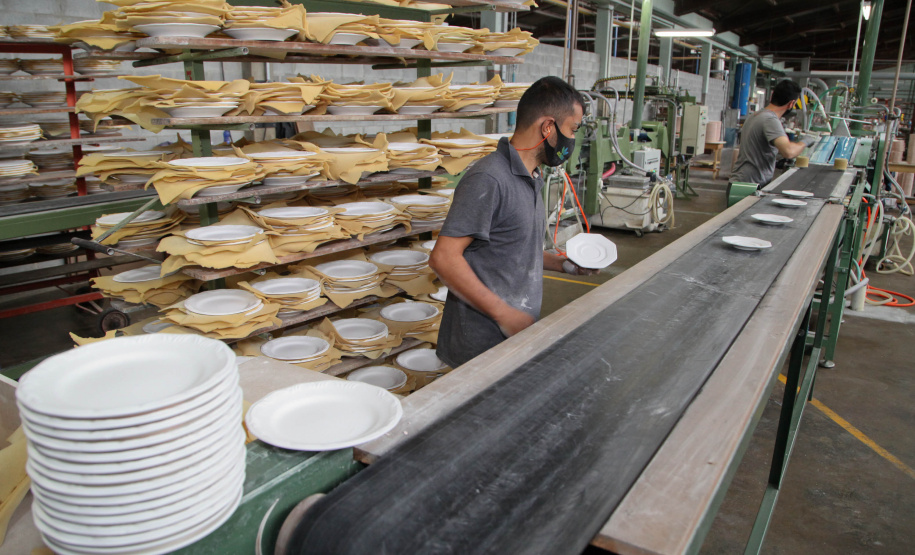 Uma das mais tradicionais indústrias da cidade é a Schimidt. A empresa, fundada em 1945, tem uma fábrica operando desde 1953 e hoje é uma das marcas de louças de mesa mais tradicionais do Brasil.. Foto: Ari Dias/AEN.