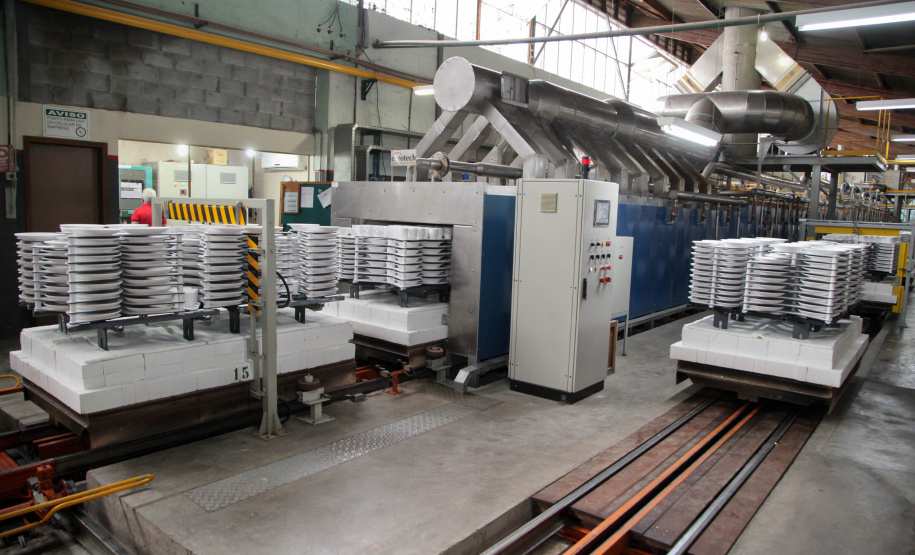 Uma das mais tradicionais indústrias da cidade é a Schimidt. A empresa, fundada em 1945, tem uma fábrica operando desde 1953 e hoje é uma das marcas de louças de mesa mais tradicionais do Brasil.. Foto: Ari Dias/AEN.