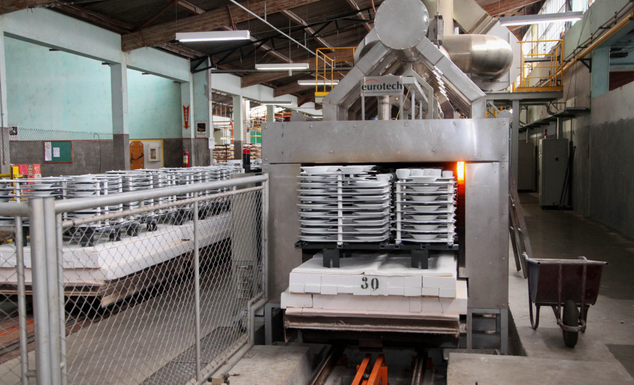 Uma das mais tradicionais indústrias da cidade é a Schimidt. A empresa, fundada em 1945, tem uma fábrica operando desde 1953 e hoje é uma das marcas de louças de mesa mais tradicionais do Brasil.. Foto: Ari Dias/AEN.