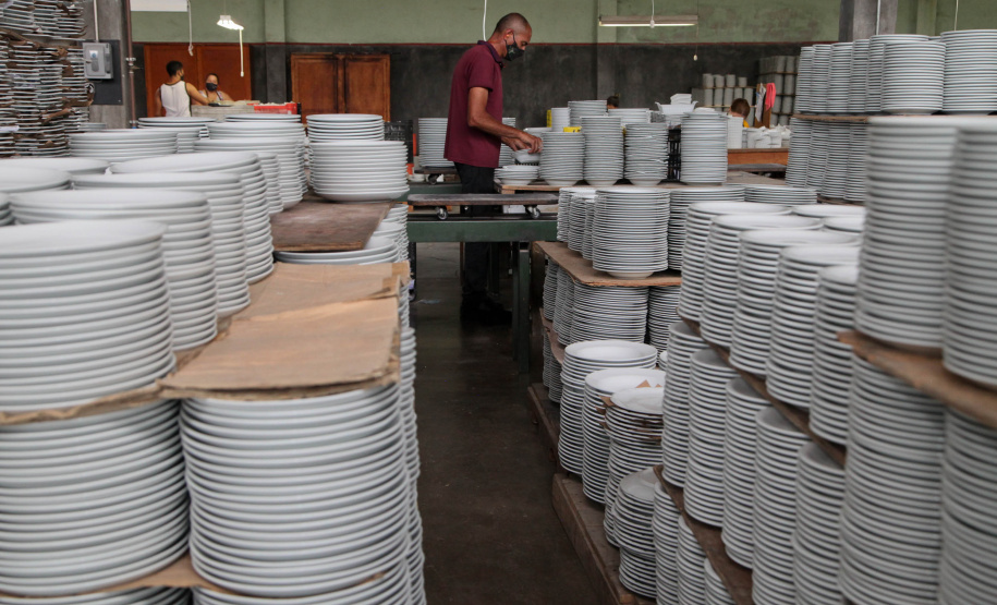 Uma das mais tradicionais indústrias da cidade é a Schimidt. A empresa, fundada em 1945, tem uma fábrica operando desde 1953 e hoje é uma das marcas de louças de mesa mais tradicionais do Brasil.. Foto: Ari Dias/AEN.
