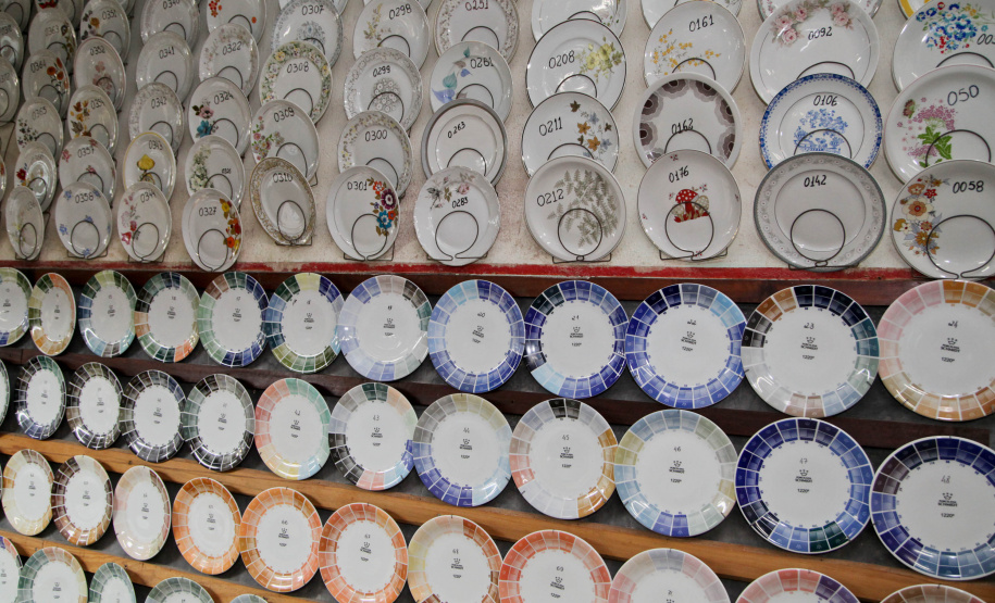 Uma das mais tradicionais indústrias da cidade é a Schimidt. A empresa, fundada em 1945, tem uma fábrica operando desde 1953 e hoje é uma das marcas de louças de mesa mais tradicionais do Brasil.. Foto: Ari Dias/AEN.