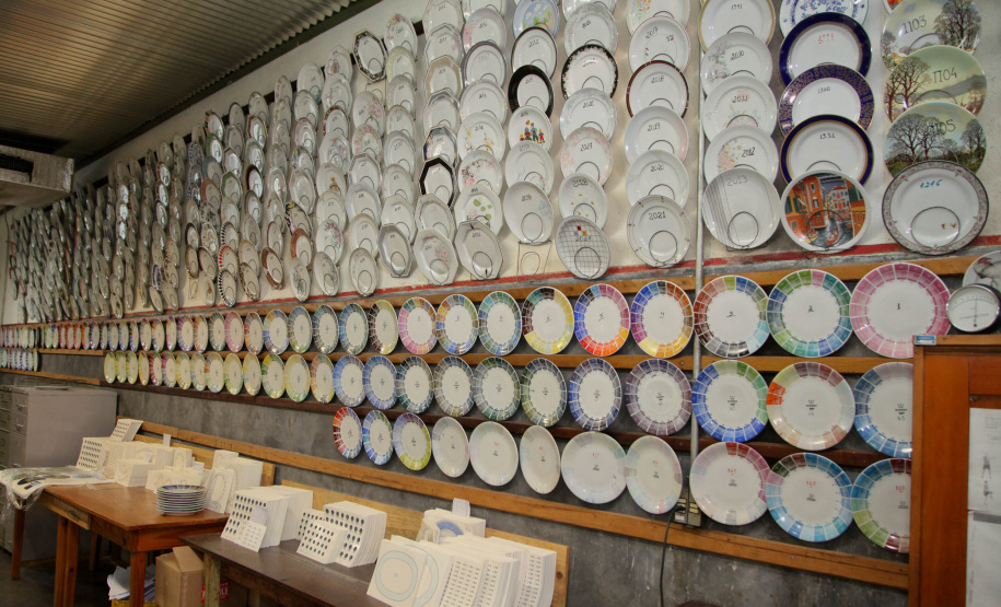 Uma das mais tradicionais indústrias da cidade é a Schimidt. A empresa, fundada em 1945, tem uma fábrica operando desde 1953 e hoje é uma das marcas de louças de mesa mais tradicionais do Brasil.. Foto: Ari Dias/AEN.