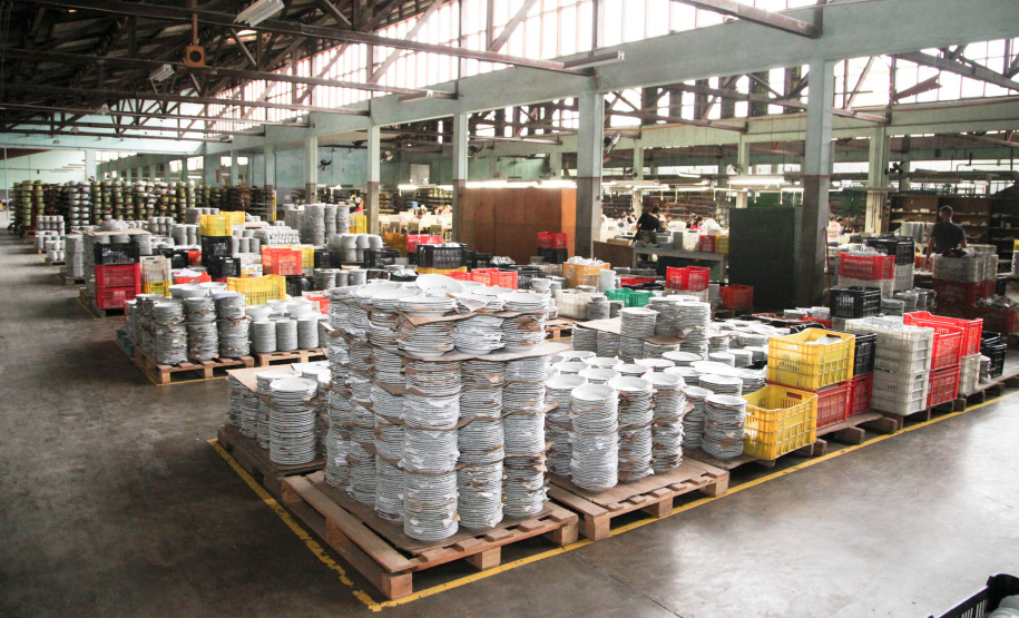 Uma das mais tradicionais indústrias da cidade é a Schimidt. A empresa, fundada em 1945, tem uma fábrica operando desde 1953 e hoje é uma das marcas de louças de mesa mais tradicionais do Brasil.. Foto: Ari Dias/AEN.