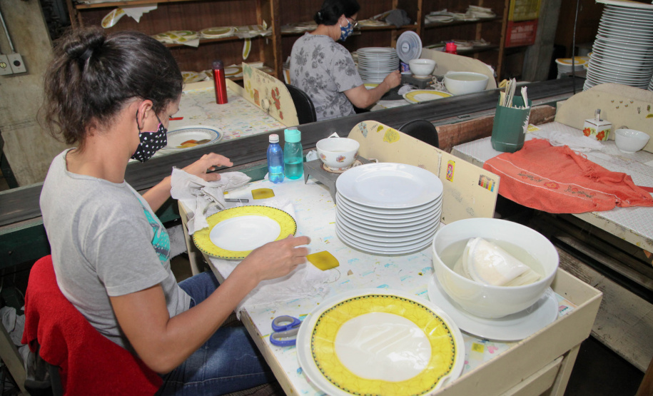 Uma das mais tradicionais indústrias da cidade é a Schimidt. A empresa, fundada em 1945, tem uma fábrica operando desde 1953 e hoje é uma das marcas de louças de mesa mais tradicionais do Brasil.. Foto: Ari Dias/AEN.