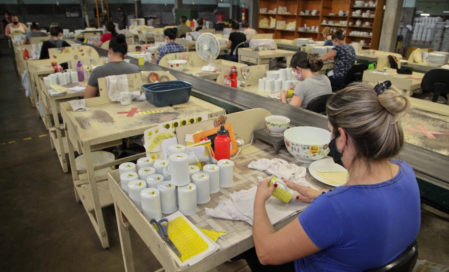 Uma das mais tradicionais indústrias da cidade é a Schimidt. A empresa, fundada em 1945, tem uma fábrica operando desde 1953 e hoje é uma das marcas de louças de mesa mais tradicionais do Brasil.. Foto: Ari Dias/AEN.