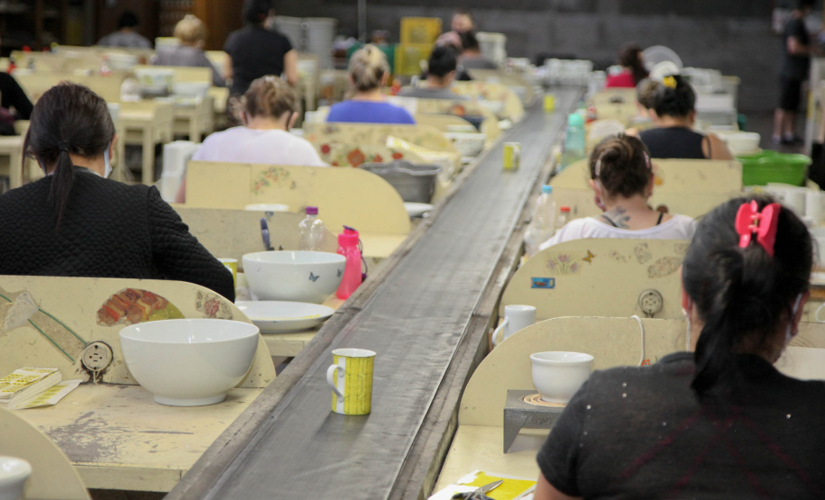 Uma das mais tradicionais indústrias da cidade é a Schimidt. A empresa, fundada em 1945, tem uma fábrica operando desde 1953 e hoje é uma das marcas de louças de mesa mais tradicionais do Brasil.. Foto: Ari Dias/AEN.