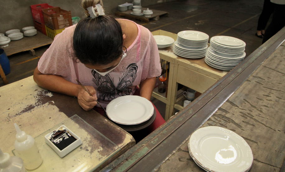 Uma das mais tradicionais indústrias da cidade é a Schimidt. A empresa, fundada em 1945, tem uma fábrica operando desde 1953 e hoje é uma das marcas de louças de mesa mais tradicionais do Brasil.. Foto: Ari Dias/AEN..