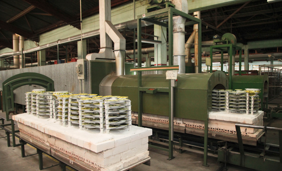 Uma das mais tradicionais indústrias da cidade é a Schimidt. A empresa, fundada em 1945, tem uma fábrica operando desde 1953 e hoje é uma das marcas de louças de mesa mais tradicionais do Brasil.. Foto: Ari Dias/AEN.