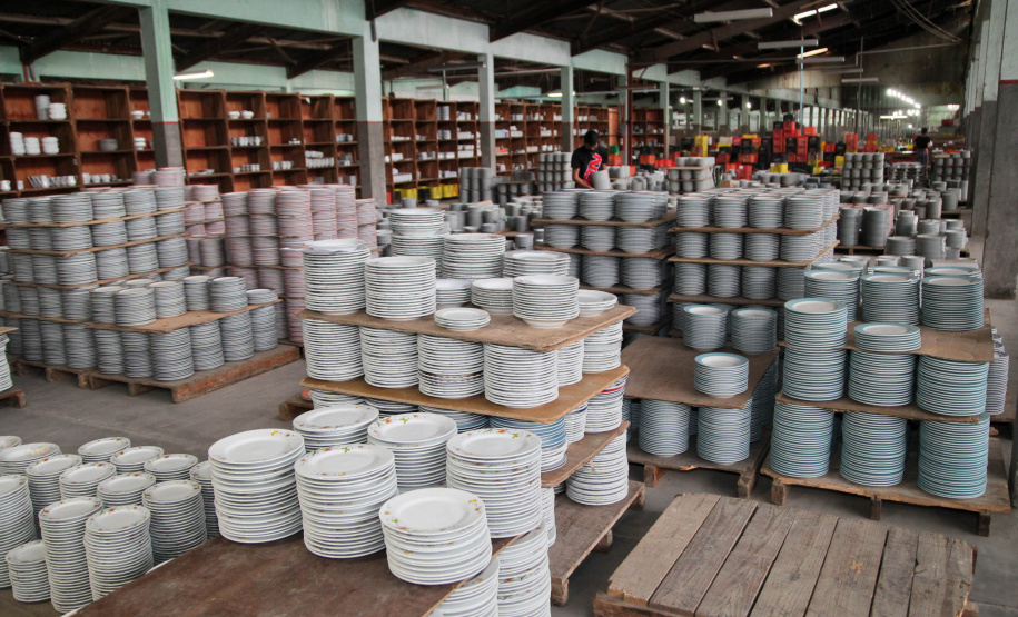 Uma das mais tradicionais indústrias da cidade é a Schimidt. A empresa, fundada em 1945, tem uma fábrica operando desde 1953 e hoje é uma das marcas de louças de mesa mais tradicionais do Brasil.. Foto: Ari Dias/AEN.