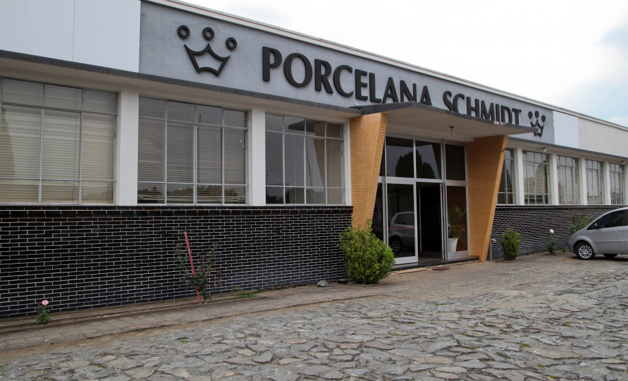 Uma das mais tradicionais indústrias da cidade é a Schimidt. A empresa, fundada em 1945, tem uma fábrica operando desde 1953 e hoje é uma das marcas de louças de mesa mais tradicionais do Brasil.. Foto: Ari Dias/AEN.