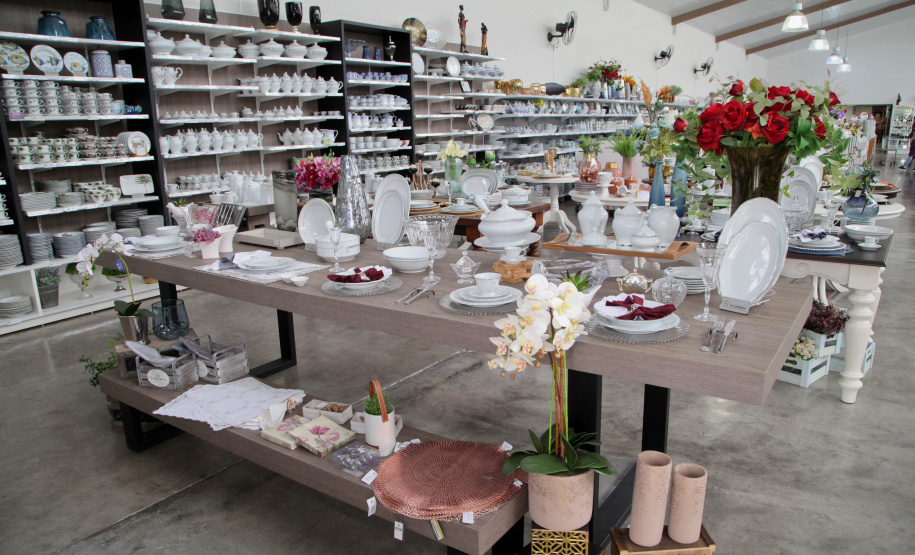 Uma das mais tradicionais indústrias da cidade é a Schimidt. A empresa, fundada em 1945, tem uma fábrica operando desde 1953 e hoje é uma das marcas de louças de mesa mais tradicionais do Brasil.. Foto: Ari Dias/AEN.