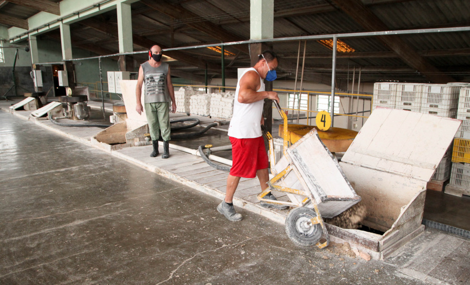 Uma das mais tradicionais indústrias da cidade é a Schimidt. A empresa, fundada em 1945, tem uma fábrica operando desde 1953 e hoje é uma das marcas de louças de mesa mais tradicionais do Brasil.. Foto: Ari Dias/AEN.