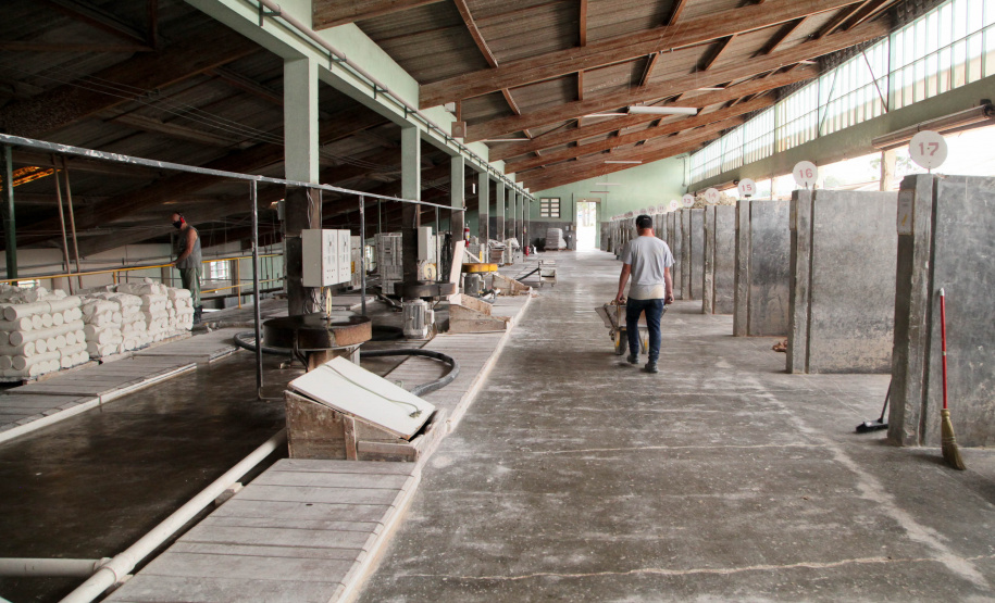 Uma das mais tradicionais indústrias da cidade é a Schimidt. A empresa, fundada em 1945, tem uma fábrica operando desde 1953 e hoje é uma das marcas de louças de mesa mais tradicionais do Brasil.. Foto: Ari Dias/AEN.