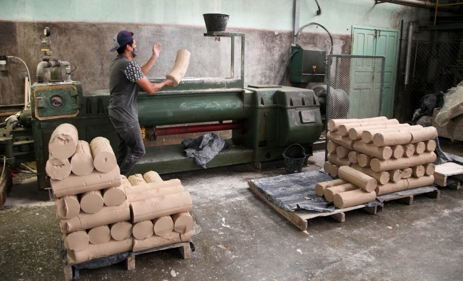 Uma das mais tradicionais indústrias da cidade é a Schimidt. A empresa, fundada em 1945, tem uma fábrica operando desde 1953 e hoje é uma das marcas de louças de mesa mais tradicionais do Brasil.. Foto: Ari Dias/AEN.