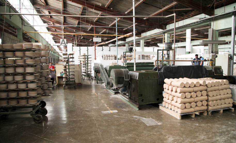 Uma das mais tradicionais indústrias da cidade é a Schimidt. A empresa, fundada em 1945, tem uma fábrica operando desde 1953 e hoje é uma das marcas de louças de mesa mais tradicionais do Brasil.. Foto: Ari Dias/AEN.