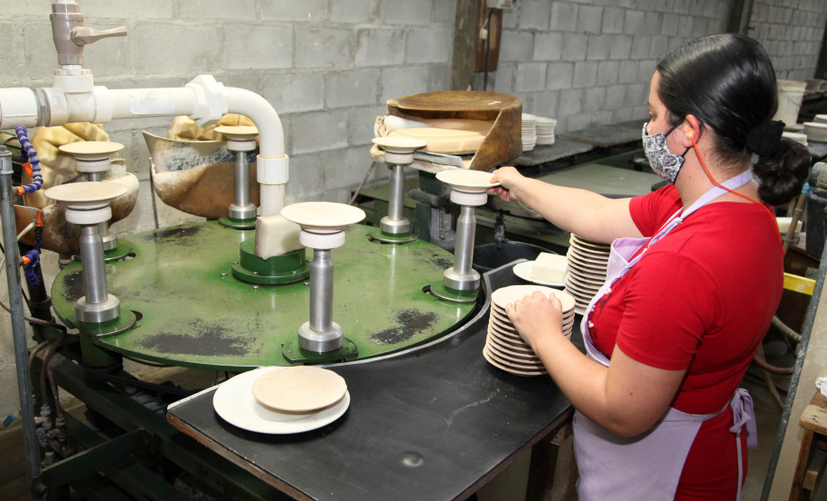 Uma das mais tradicionais indústrias da cidade é a Schimidt. A empresa, fundada em 1945, tem uma fábrica operando desde 1953 e hoje é uma das marcas de louças de mesa mais tradicionais do Brasil.. Foto: Ari Dias/AEN.