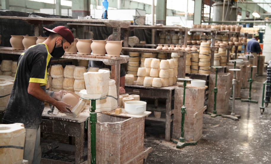 Uma das mais tradicionais indústrias da cidade é a Schimidt. A empresa, fundada em 1945, tem uma fábrica operando desde 1953 e hoje é uma das marcas de louças de mesa mais tradicionais do Brasil.. Foto: Ari Dias/AEN.
