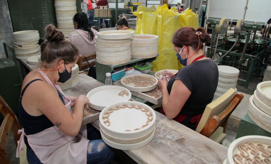 Uma das mais tradicionais indústrias da cidade é a Schimidt. A empresa, fundada em 1945, tem uma fábrica operando desde 1953 e hoje é uma das marcas de louças de mesa mais tradicionais do Brasil.. Foto: Ari Dias/AEN.