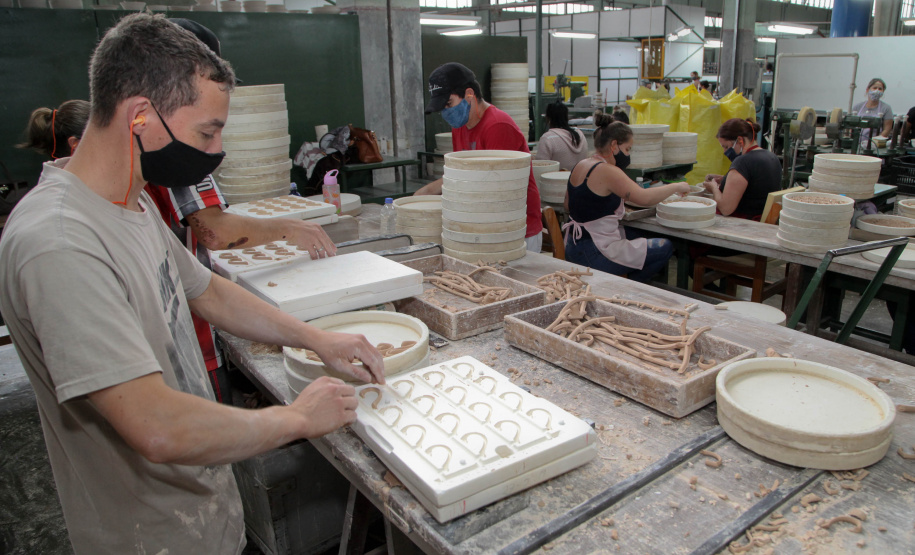Uma das mais tradicionais indústrias da cidade é a Schimidt. A empresa, fundada em 1945, tem uma fábrica operando desde 1953 e hoje é uma das marcas de louças de mesa mais tradicionais do Brasil.. Foto: Ari Dias/AEN.