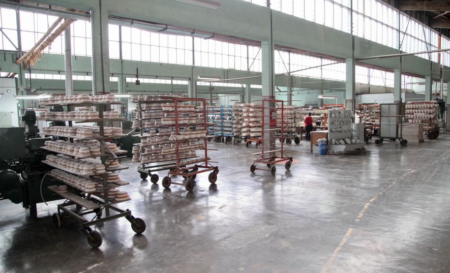 Uma das mais tradicionais indústrias da cidade é a Schimidt. A empresa, fundada em 1945, tem uma fábrica operando desde 1953 e hoje é uma das marcas de louças de mesa mais tradicionais do Brasil.. Foto: Ari Dias/AEN.