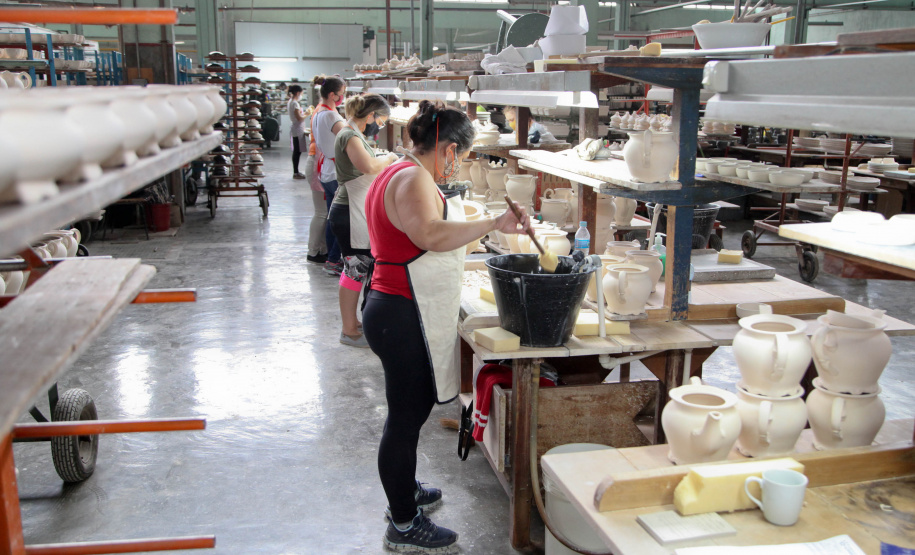 Uma das mais tradicionais indústrias da cidade é a Schimidt. A empresa, fundada em 1945, tem uma fábrica operando desde 1953 e hoje é uma das marcas de louças de mesa mais tradicionais do Brasil.. Foto: Ari Dias/AEN.