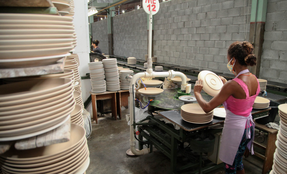 Uma das mais tradicionais indústrias da cidade é a Schimidt. A empresa, fundada em 1945, tem uma fábrica operando desde 1953 e hoje é uma das marcas de louças de mesa mais tradicionais do Brasil.. Foto: Ari Dias/AEN.