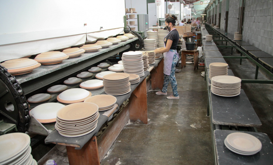 Uma das mais tradicionais indústrias da cidade é a Schimidt. A empresa, fundada em 1945, tem uma fábrica operando desde 1953 e hoje é uma das marcas de louças de mesa mais tradicionais do Brasil.. Foto: Ari Dias/AEN.