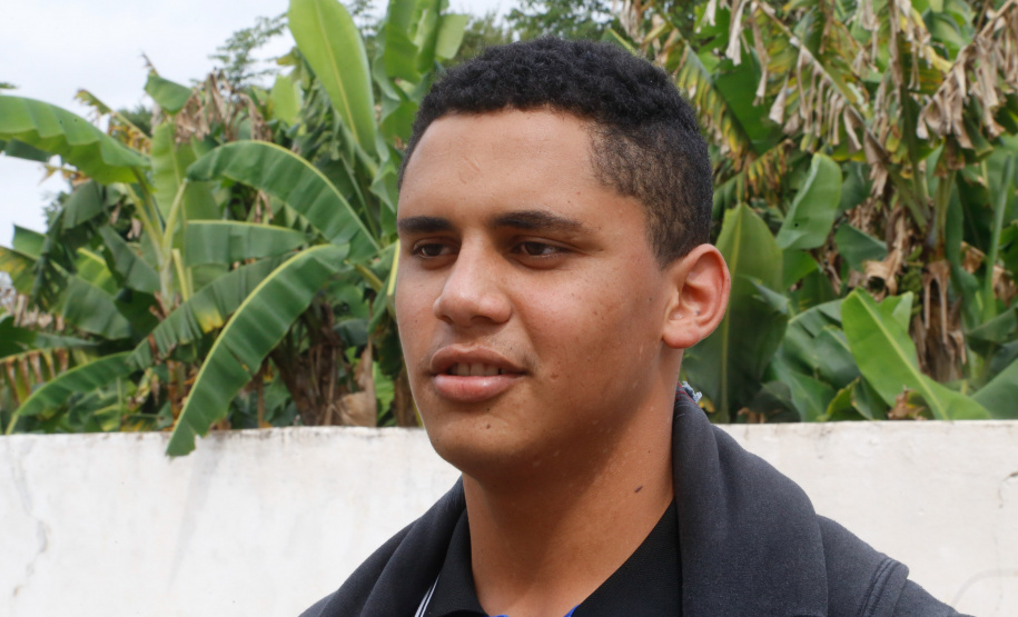 Heberson Júnior da Silva, aluno do 9º ano do Colégio Estadual do Campo Caetano Munhoz da Rocha, é daqueles adolescentes apaixonados por futebol. Não mede esforços e também não recusa convites para bater uma bolinha. Foto Gilson Abreu/AEN