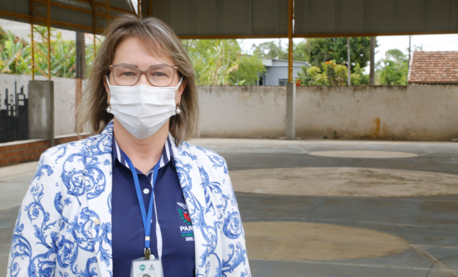 Chefe do núcleo regional de educação de Ibaiti, a professora Leila Torres explica que as construções terão impacto imediato nas aulas de educação física. Foto: Gilson Abreu/AEN