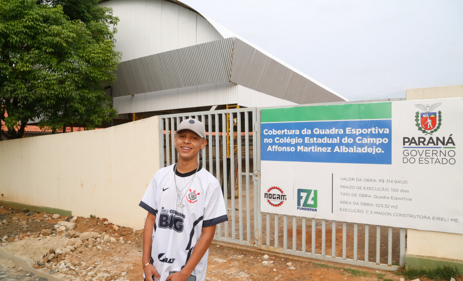 Agora não vamos mais perder bolas porque elas vão para rua”, comemora o estudante Matheus Henrique Castro Alves, do 1º ano do ensino médio. Foto Gilson Abreu/AEN