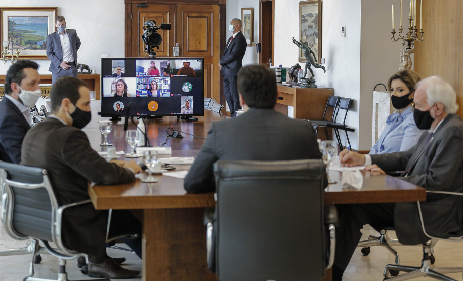 O governador Carlos Massa Ratinho Junior participou nesta terça-feira (6) de uma reunião, por videoconferência, com o diretor-geral da Klabin, Cristiano Teixeira, para alinhar os detalhes da reforma do Colégio Estadual Wolff Klabin, de Telêmaco Borba, nos Campos Gerais. Foto: Jonathan Campos/AEN