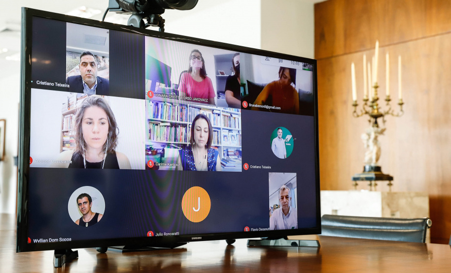 O governador Carlos Massa Ratinho Junior participou nesta terça-feira (6) de uma reunião, por videoconferência, com o diretor-geral da Klabin, Cristiano Teixeira, para alinhar os detalhes da reforma do Colégio Estadual Wolff Klabin, de Telêmaco Borba, nos Campos Gerais.